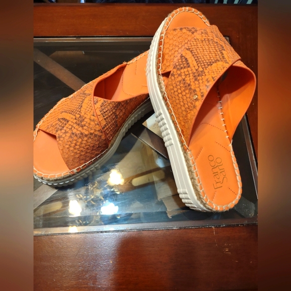 Platform Criss-Cross Strap Reptile Print Slip on Sandals! - Picture 2 of 4